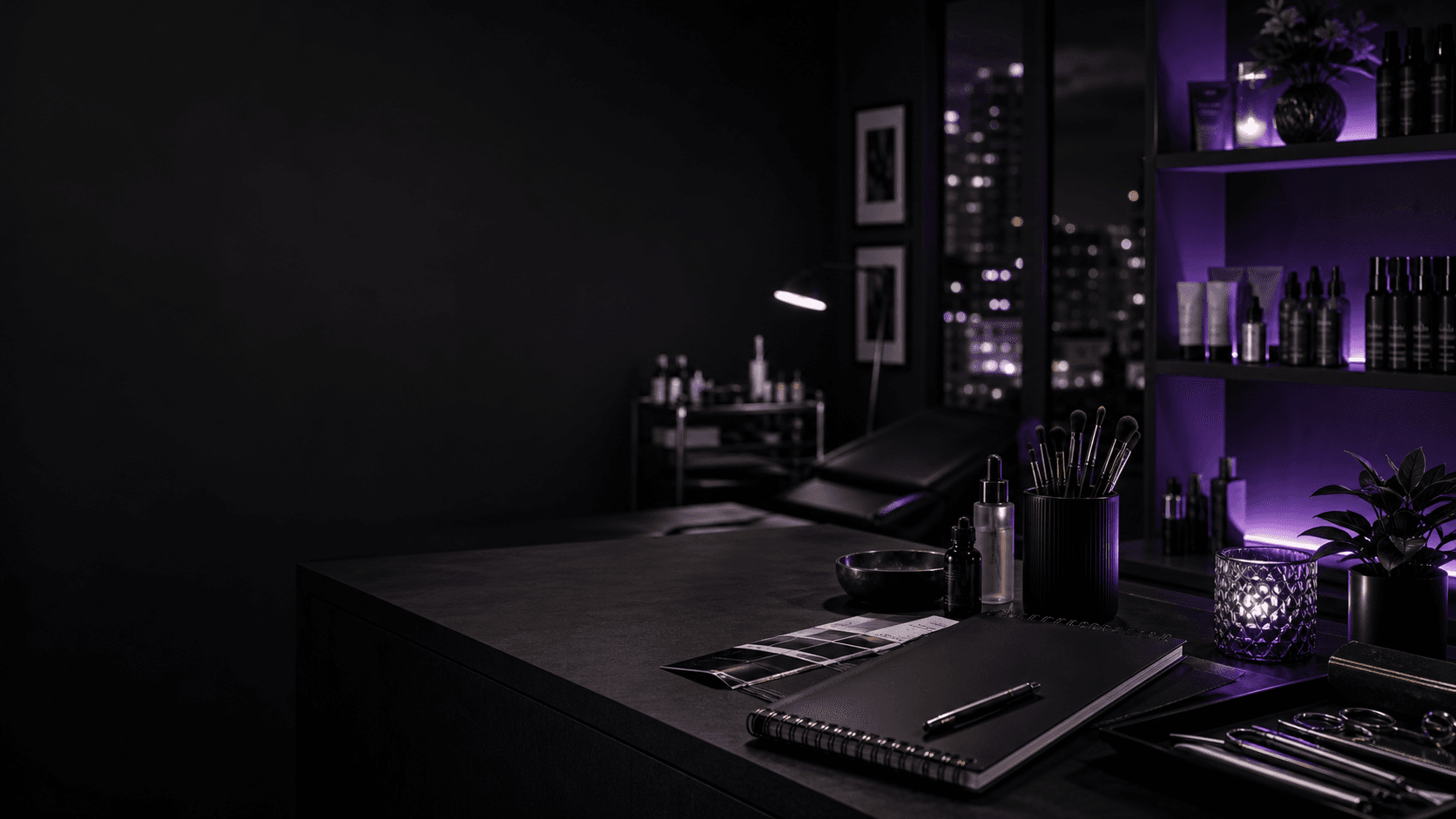 Studio beauté sombre avec carnet de travail, outils professionnels et lumière violette discrète